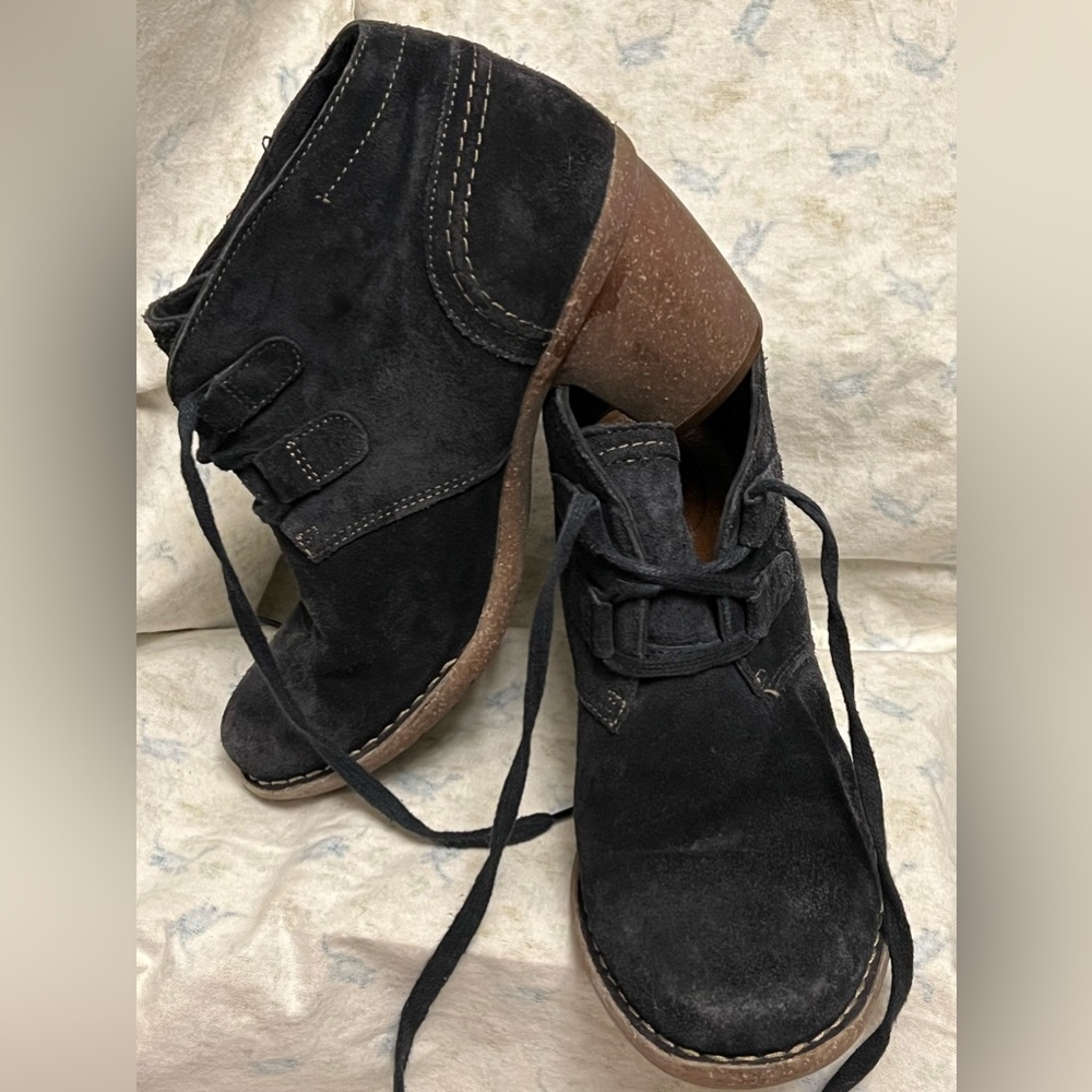 Beautiful clarks carleta Lyon ankle boots size 8.5 in Navy Blue